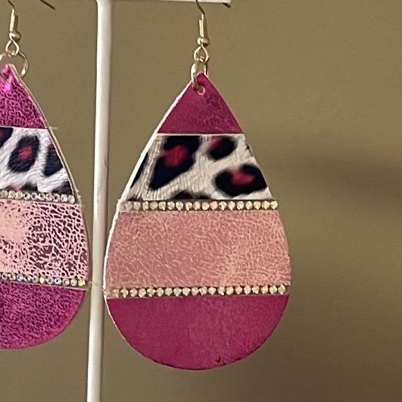 ๐๐ NEW Emma Pink Leopard Teardrop Iridescent Crystal Earrings - Picture 3 of 4